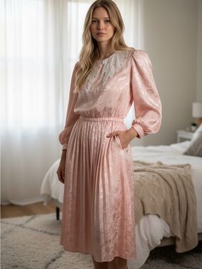 VTG Blush Pink Long-Sleeve Midi Dress with Lace Collar Embossed